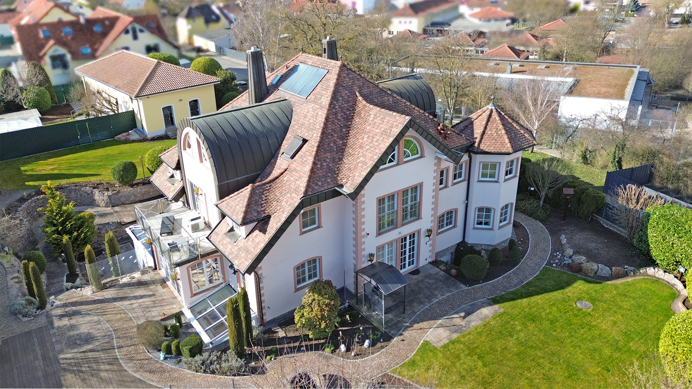 Exklusive Villa mit Traumgrundstück-0