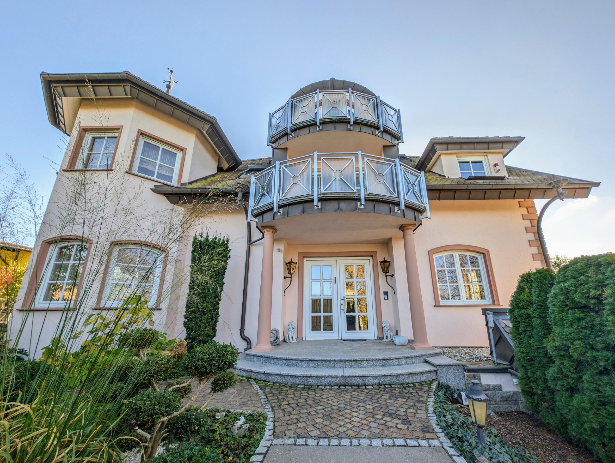 Exklusive Villa mit Traumgrundstück-3