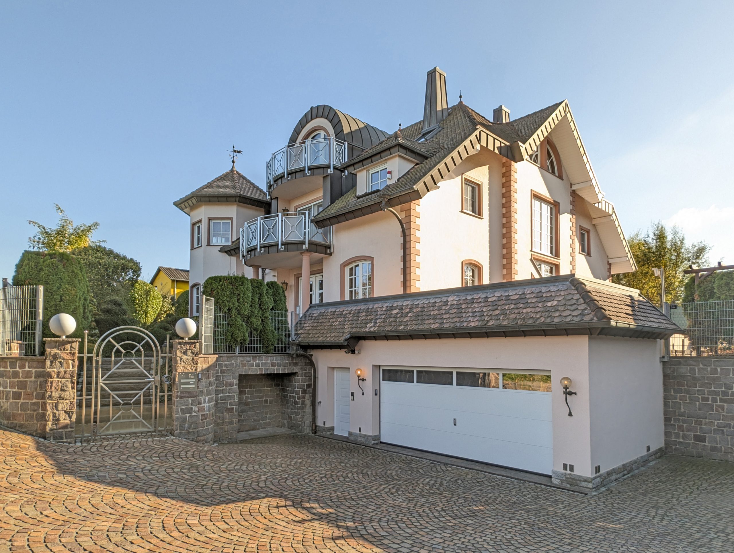 Exklusive Villa mit Traumgrundstück-2